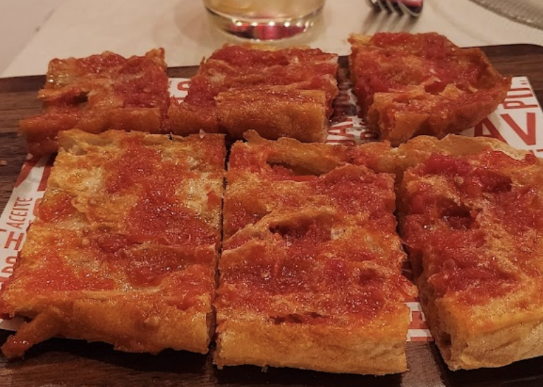 é by José Andrés signature dishes Pan Con Tomate
Crispy Chicken
Secreto of Iberico Ham
